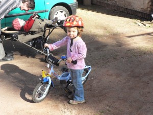 Emma beeindruckte uns mit ihren Radfahrkünsten