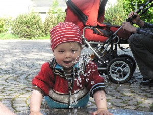 Jonathan am Springbrunnen