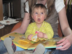 Minchen beim Buchlesen