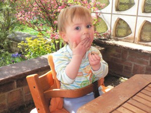 Minchen isst auf Terrasse