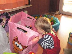 Minchen schaut in den Sack