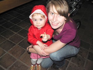 Minchen mit Momsi in Windjacke