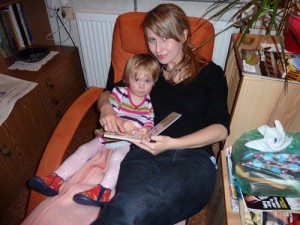 bei Oma und Opa mit Momsi beim Lesen