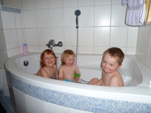 min Johnny und Emma in der Wanne